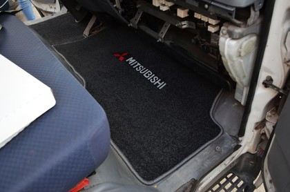 Ворсовые коврики на Mitsubishi Fuso Canter VII широкая кабина 2002 - 2017 в Таганроге