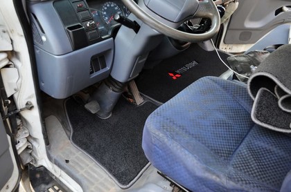 Ворсовые коврики на Mitsubishi Fuso Canter VII широкая кабина 2002 - 2017 в Таганроге